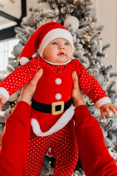 クリスマスツリーを背景にした赤ちゃん ストック写真
