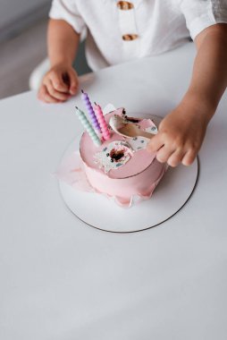 Bir doğum günü pastası ile üç yaşında bir kız