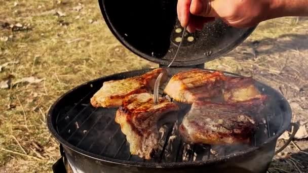 Preparação Deliciosos Bifes Pescoço Porco Uma Panela Grelha — Vídeo de Stock