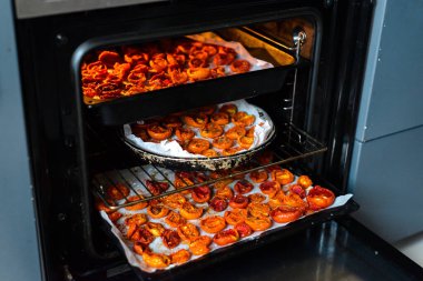 Mutfaktaki fırında güneşte kurutulmuş domates pişiriyorum..