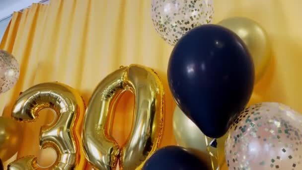 30号金箔气球 生日或周年贺卡 上面有30字 黑色混凝土背景 周年庆祝活动 复制空间 — 图库视频影像
