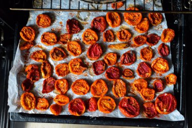 Tepsiler dolusu taze domates fırında kurutuluyor..