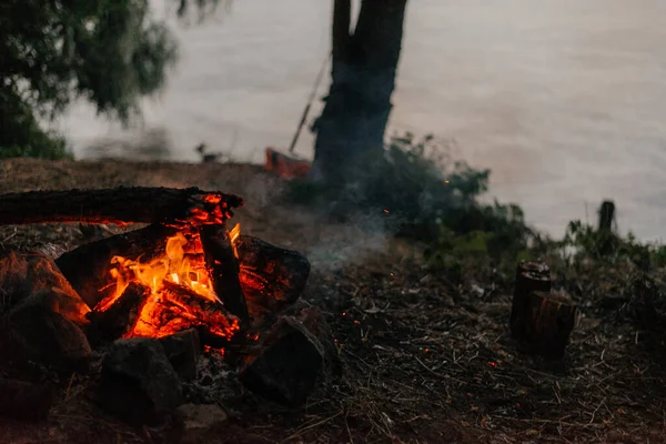 doğada ateş. Yangından bokeh. bulanık arka planlar. Alan sayısı