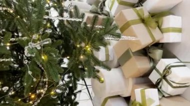 Yeni yıl 2024, Noel ağacı, mutlu tatiller. Noel hediyesi kutusu, parlak ışık arka planında noel balosu. Noel arifesinin neşeli atmosferi.