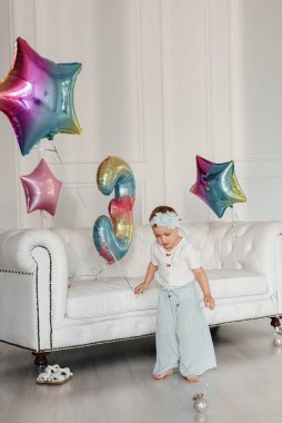 Üçüncü yıldönümünü kutlayan çocuk.