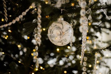 Yılbaşı ağacı ve çelenklerle süslenmiş yeni yıl havası.