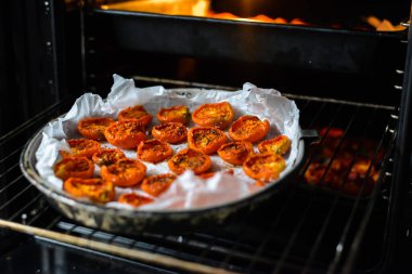 Tepsiler dolusu taze domates fırında kurutuluyor..