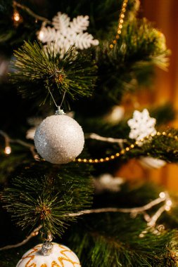 Yılbaşı ağacı ve çelenklerle dolu yeni yıl evi..