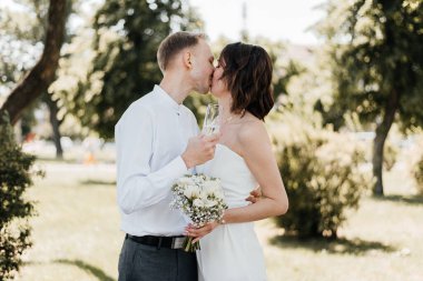 Düğünden sonra mutlu gelin ve damat.