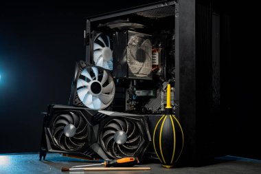 Kirli soğutucu havalandırma sistemi bilgisayar, tozdan temizleme