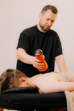 Müşteri ile modern rehabilitasyon fizyoterapi çalışanı.