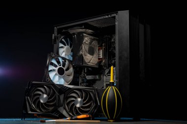 Kişisel bilgisayar işlemcisinin hava soğutma sisteminin kurulması veya onarılması