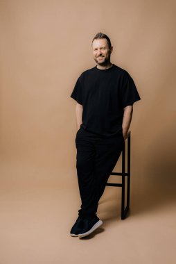 Uzun boylu, mutlu, kır saçlı, sakallı, 40 yaşında bir adam..