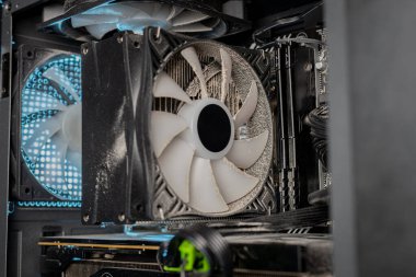 Bozuk bir bilgisayarın içindeki toz. Bilgisayarın komplikasyonu. fan ve diğer bilgisayar panoları toz içinde