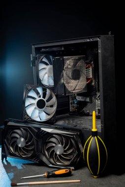 Kirli soğutucu havalandırma sistemi bilgisayar, tozdan temizleme