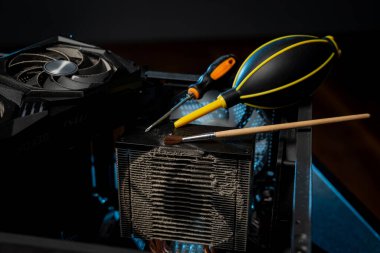 Kirli soğutucu havalandırma sistemi bilgisayar, tozdan temizleme