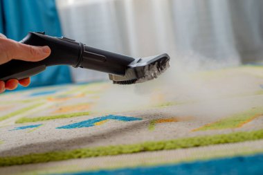 Çocuk odasında buharlı halı temizleme..