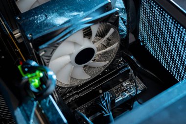 Toz içinde çok kirli kişisel bilgisayar. Bilgisayar aşırı ısınması