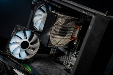 Toz içinde çok kirli kişisel bilgisayar. Bilgisayar aşırı ısınması