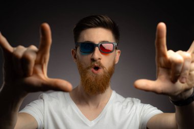 Komik gözlüklü duygusal adam..