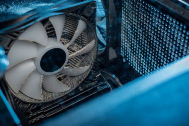 Soğutma fanı içinde Pc bilgisayar Cpu üzerinde toz.
