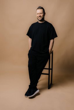 Kendine güvenen havalı sakallı adamın fotoğrafı..