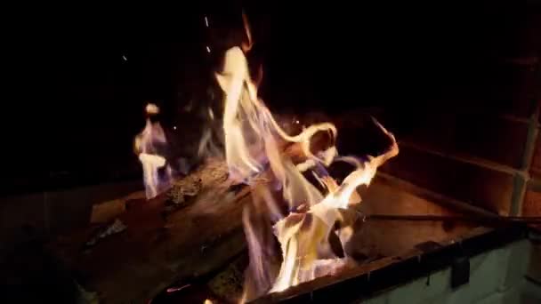 纾缓壁炉内的火势 — 图库视频影像