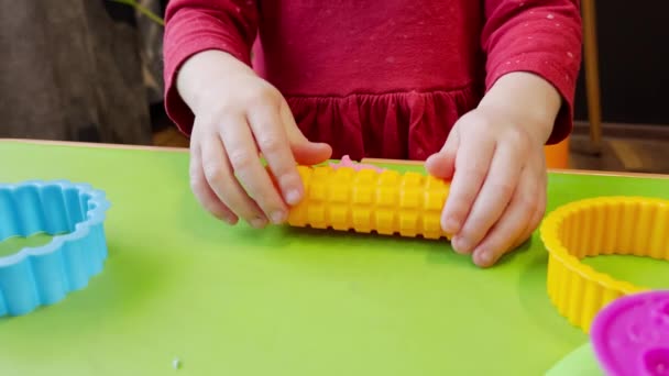 Aproape Copii Mâinile Turnare Copii Colorate Juca Lut Învățarea Activităților — Videoclip de stoc