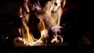 Sıcak, rahatlatıcı şömine. UHD TV ekran koruyucu. Meditasyon videosu