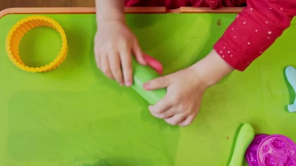 Çocukların Elleri Yumuşak Plastiksi Buruşturur Paketler Plastik Maddeler Masanın Üzerinde — Stok video