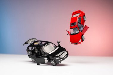 Model oyuncak arabalar yolda kaza yapar.