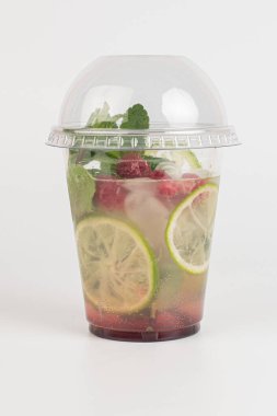 Beyaz arka planda ahududu kokteylleri.