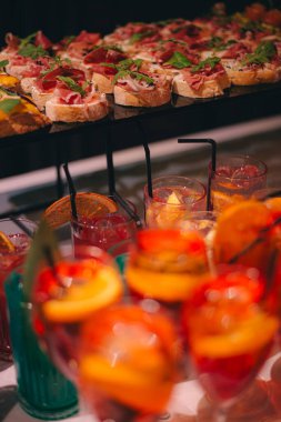 aperatifler ve aperatiflerle servis masası. Jamon, bruschetta, armut ve peynirli kanepeler..
