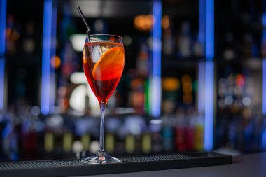 Karanlık bir gece barında soğuk içecek, İtalyan aperol spreyi, şarap bazlı kokteyl, Prosecco şarabı, sindirim güçlüğü, soda ve portakaldan oluşur.