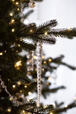 Yeni yıl ağacı. Klasik yılbaşı süsleme odası. Cam süslemeli Noel ağacı. Evde Noel arifesi.