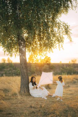 Sevimli genç kızı bir domuz sırtına binmek annesi ile