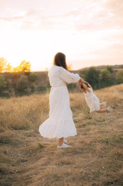 Sevimli genç kızı bir domuz sırtına binmek annesi ile