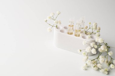 Beyaz arkaplanda parfüm örnekleri.