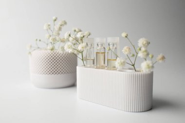 Beyaz arkaplanda parfüm örnekleri.