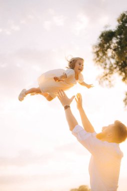 Baba ve kızı doğada eğleniyorlar..