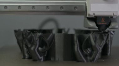 3D yazıcıda bir prototip oluşturuluyor. 3D yazıcıya plastik ile yazdırma.