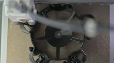 3D yazıcıda bir prototip oluşturuluyor. 3D yazıcıya plastik ile yazdırma.