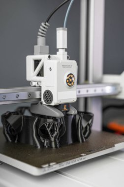 3D baskı makinesi 3 boyutlu prototip modelini reçine malzemesi ile yapıyor. 3D baskı makinesinin hızlı prototip metodu için yüksek teknoloji