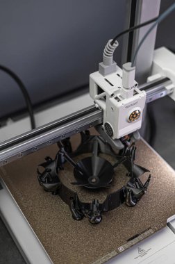3D yazdırma makinesi, 3D yazıcı yeni bir model yazdırır.