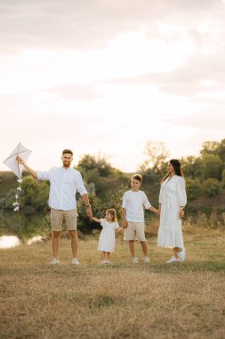 Aile günü. Mutlu aile halkı yaz tatilinde eğleniyor..