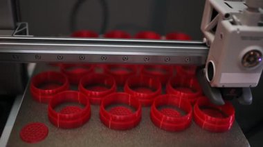 3D yazıcı çalışıyor. Birleşmiş depozito modelleme, FDM. 3D yazıcı plastikten bir nesne yazdırıyor. Otomatik üç boyutlu 3D yazıcı plastik işlevi görüyor. 3D yazdırma için geliştirilmiş katkı teknolojisi