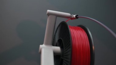 Modern sınıfta 3D yazıcılarda kırmızı iplik makarası.