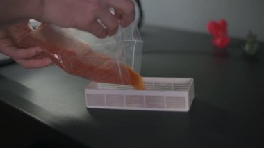 Özel plastik bir kaba silis jeli döküyorum.