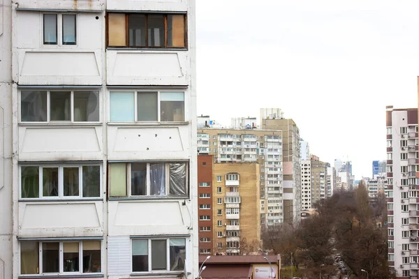ウクライナのキエフ 2022年1月2日 寝室コミュニティ 通勤タウンエリアのアパートの建物の傾きシフト写真 通りの窓 屋根からの眺め 昼間は大都市の集合住宅 — ストック写真