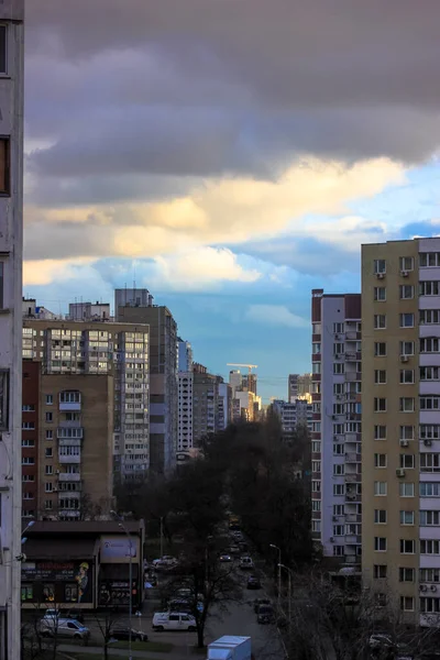 キエフ ウクライナ 2022年1月2日 ベッドルームコミュニティのアパートの建物 通勤町エリア 通りの窓 高い家の屋根からの眺め 昼間は大都市の集合住宅暗い日 — ストック写真